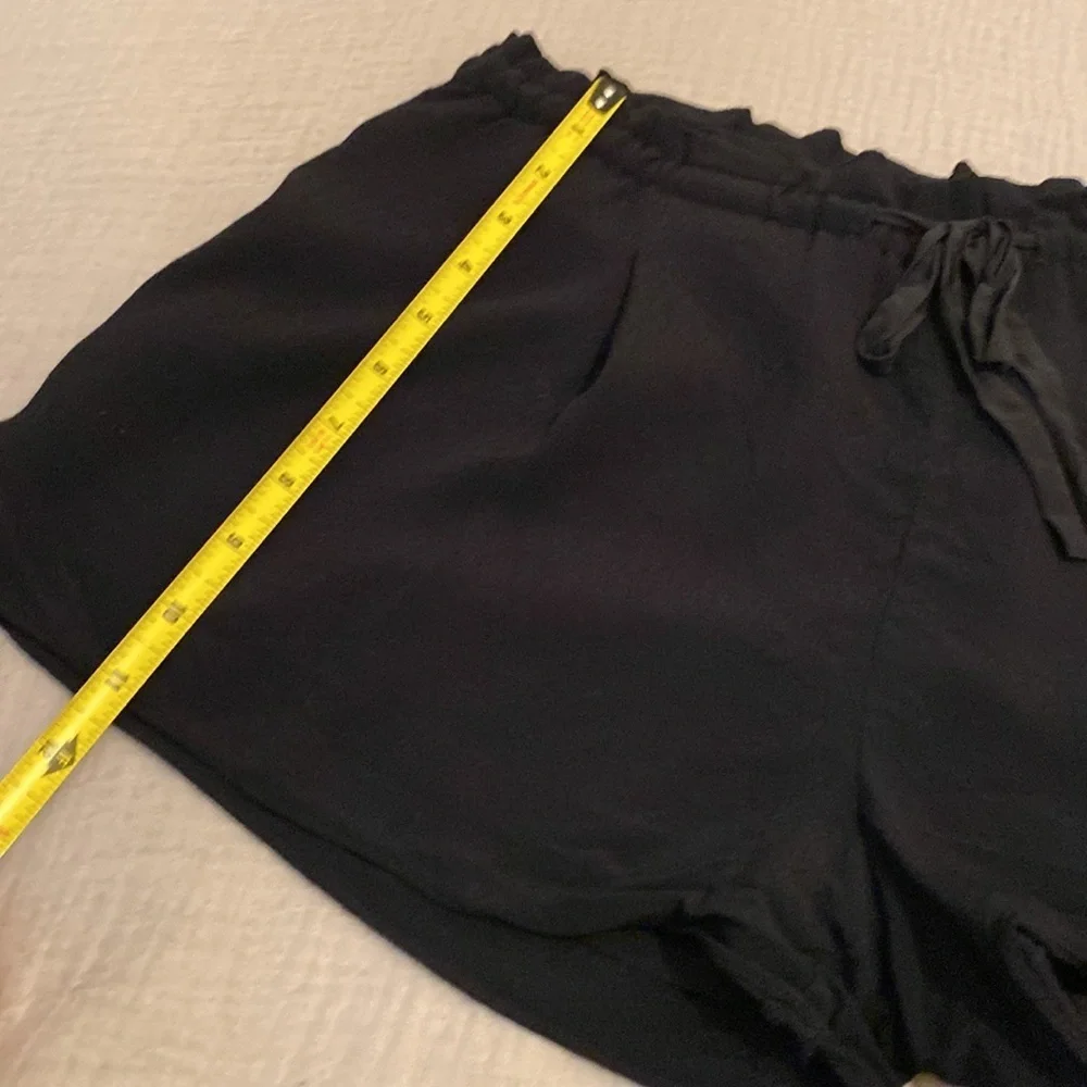 WILFRED ARITZIA BLACK DRAWSTRING SHORTS WITH POCKETS. Size M